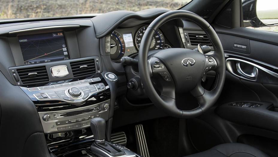 A transmiss&atilde;o &eacute; autom&aacute;tica de sete velocidades | <a href="https://beta-develop.quatrorodas.abril.com.br//noticias/fabricantes/infiniti-confirma-precos-q70-829383.shtml" rel="migration">Leia mais</a>