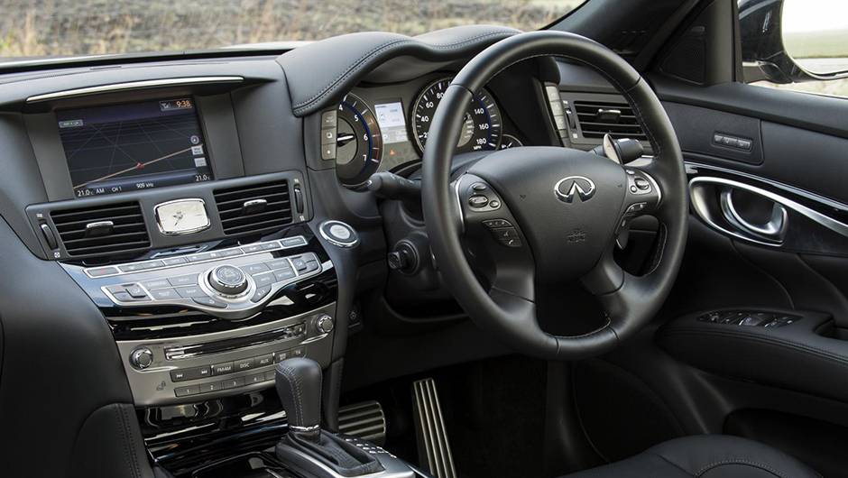 A transmiss&atilde;o &eacute; autom&aacute;tica de sete velocidades | <a href="https://beta-develop.quatrorodas.abril.com.br//noticias/fabricantes/infiniti-confirma-precos-q70-829383.shtml" rel="migration">Leia mais</a>