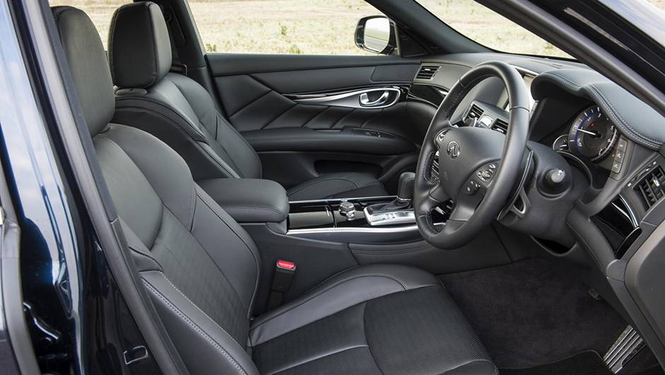 Em termos de performance, o modelo acelera de 0 a 100 km/h em 5,3 segundos | <a href="https://beta-develop.quatrorodas.abril.com.br//noticias/fabricantes/infiniti-confirma-precos-q70-829383.shtml" rel="migration">Leia mais</a>