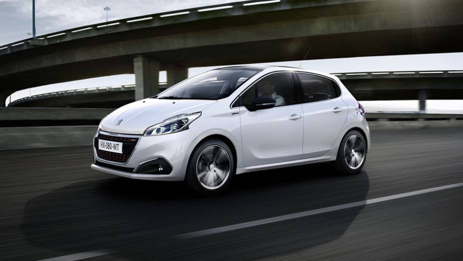 As vers&otilde;es GT Line e GTI tamb&eacute;m passaram pela modifica&ccedil;&atilde;o est&eacute;tica e estar&atilde;o presentes no cat&aacute;logo do 208 | <a href="https://beta-develop.quatrorodas.abril.com.br/noticias/saloes/genebra-2015/peugeot-revela-208-reestilizado-837862.shtml" rel="migration">Leia mais</a>