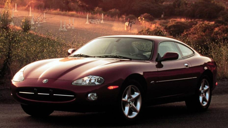 1996 - Jaguar XK, o qual ficaria na gama da montadora até 2014 1996 - Jaguar XK, o qual ficaria na gama da montadora até 2014