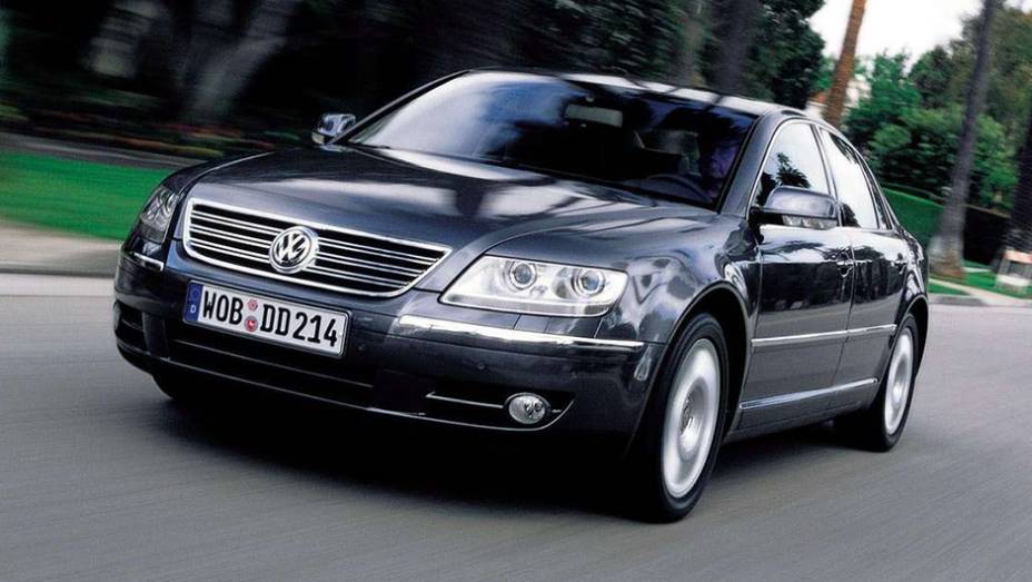 2002 - Volkswagen Phaeton, sed&atilde; de luxo pouco conhecido no Brasil, mas presente desde ent&atilde;o na Europa