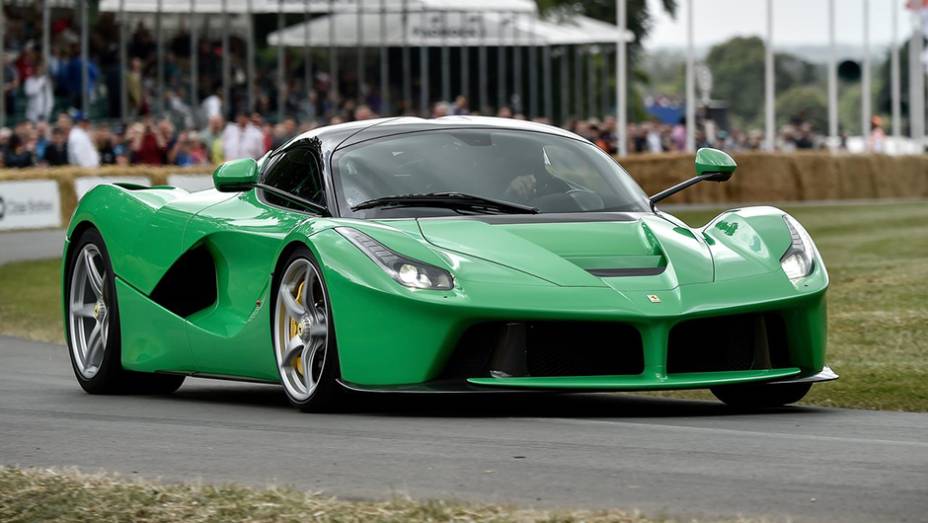 2013 - Ferrari LaFerrari, com design extremamente agressivo e motor V12 2013 - Ferrari LaFerrari, com design extremamente agressivo e motor V12