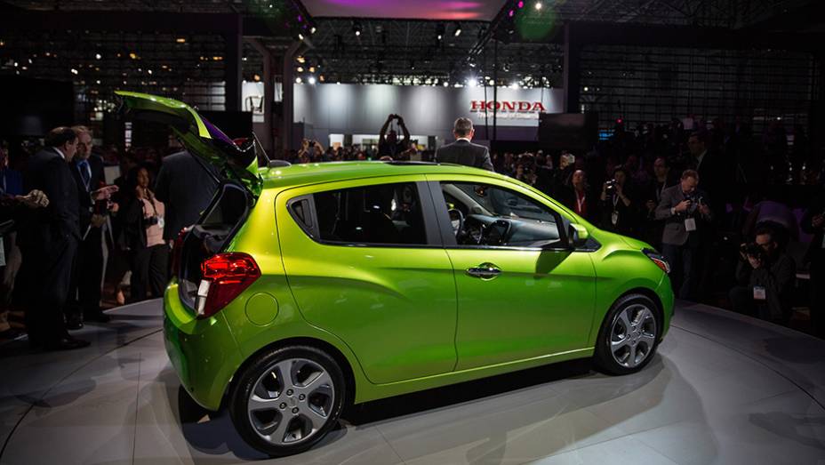 Chevrolet Spark | <a href="https://beta-develop.quatrorodas.abril.com.br/noticias/saloes/new-york-2015/chevrolet-revela-spark-2016-852520.shtml" target="_blank" rel="migration">Leia mais</a>