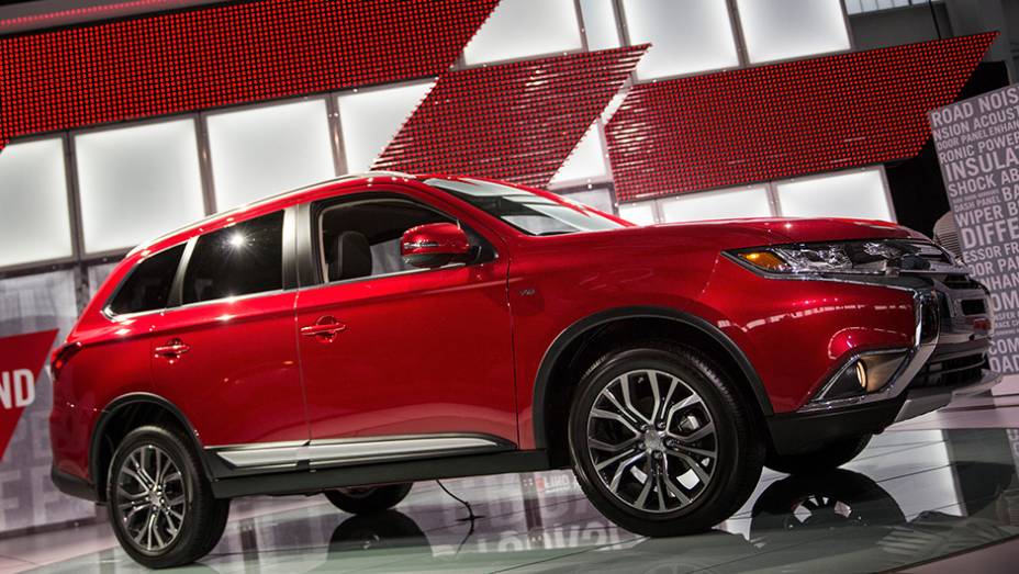 Mitsubishi Outlander | <a href="https://beta-develop.quatrorodas.abril.com.br/noticias/saloes/new-york-2015/mitsubishi-apresenta-facelift-outlander-852726.shtml" target="_blank" rel="migration">Leia mais</a>