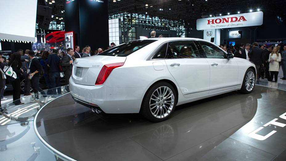 Cadillac CT6 | <a href="https://beta-develop.quatrorodas.abril.com.br/noticias/saloes/new-york-2015/cadillac-ct6-surge-nova-iorque-852261.shtml" target="_blank" rel="migration">Leia mais</a>