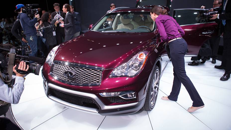 Infiniti QX50 | <a href="https://beta-develop.quatrorodas.abril.com.br/noticias/saloes/new-york-2015/infiniti-revela-qx50-2016-entre-eixos-alongado-852420.shtml" target="_blank" rel="migration">Leia mais</a>