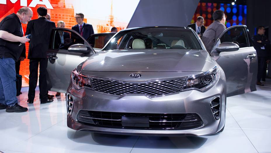 Kia Optima | <a href="https://beta-develop.quatrorodas.abril.com.br/noticias/saloes/new-york-2015/kia-atualiza-visual-optima-852411.shtml" target="_blank" rel="migration">Leia mais</a>