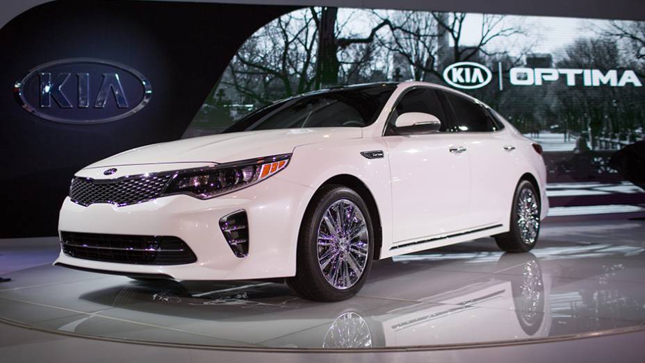 Kia Optima | <a href="https://beta-develop.quatrorodas.abril.com.br/noticias/saloes/new-york-2015/kia-atualiza-visual-optima-852411.shtml" target="_blank" rel="migration">Leia mais</a>