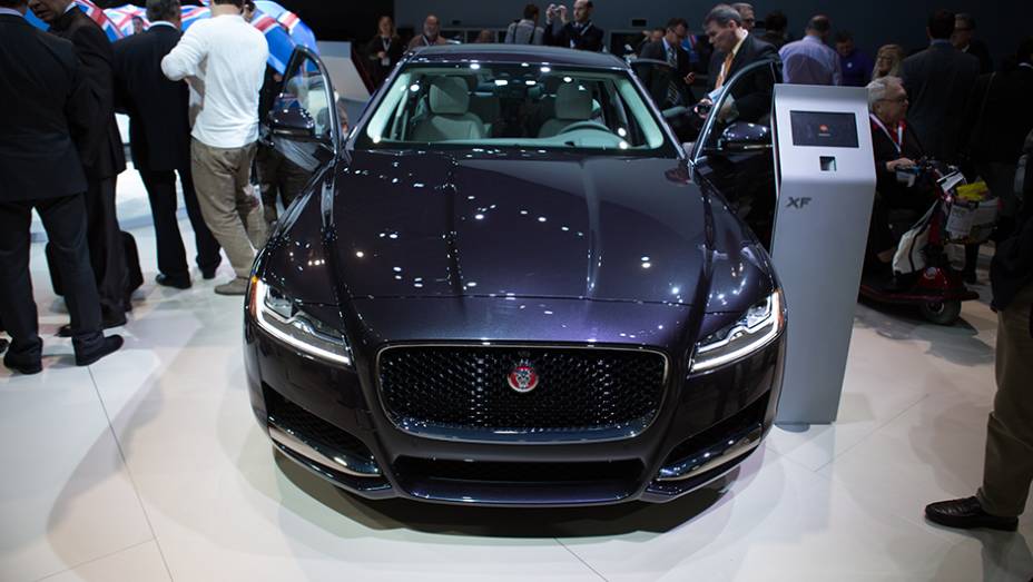 Jaguar XF | <a href="https://beta-develop.quatrorodas.abril.com.br/noticias/saloes/new-york-2015/jaguar-apresenta-novo-xf-850881.shtml" target="_blank" rel="migration">Leia mais</a>