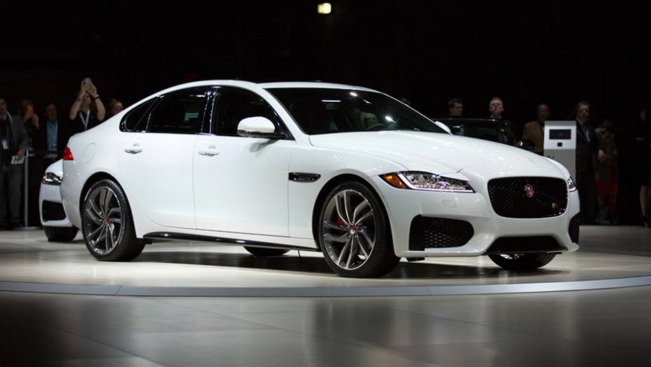 Jaguar XF | <a href="https://beta-develop.quatrorodas.abril.com.br/noticias/saloes/new-york-2015/jaguar-apresenta-novo-xf-850881.shtml" target="_blank" rel="migration">Leia mais</a>