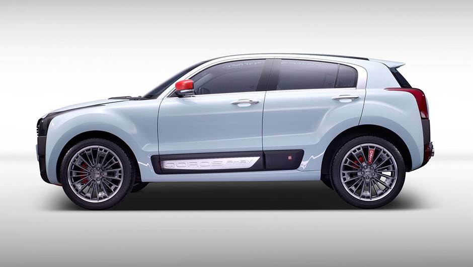 O h&iacute;brido tem um pequeno motor turbo a gasolina e dois motores el&eacute;tricos | <a href="https://beta-develop.quatrorodas.abril.com.br/noticias/fabricantes/qoros-2-suv-phev-concept-revelado-856822.shtml" rel="migration">Leia mais</a>
