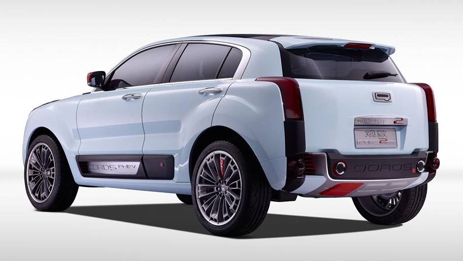 O bloco a combust&atilde;o aciona o eixo dianteiro e os motores el&eacute;tricos movimentam o eixo traseiro | <a href="https://beta-develop.quatrorodas.abril.com.br/noticias/fabricantes/qoros-2-suv-phev-concept-revelado-856822.shtml" rel="migration">Leia mais</a>