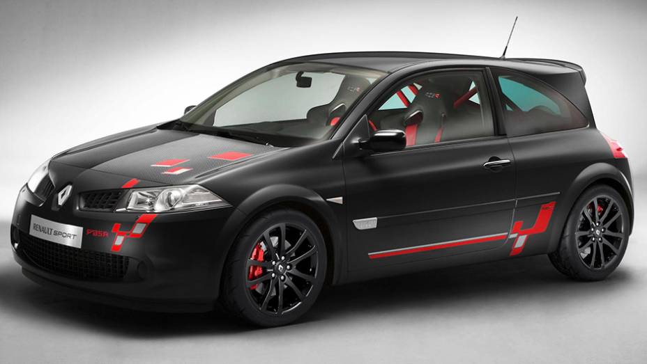 A Renaultsport n&atilde;o se faz de rogada com seus modelos M&eacute;gane R. H&aacute; tr&ecirc;s anos, por exemplo, o R26 chegou com vidros traseiros de pl&aacute;stico, e n&atilde;o de vidro.