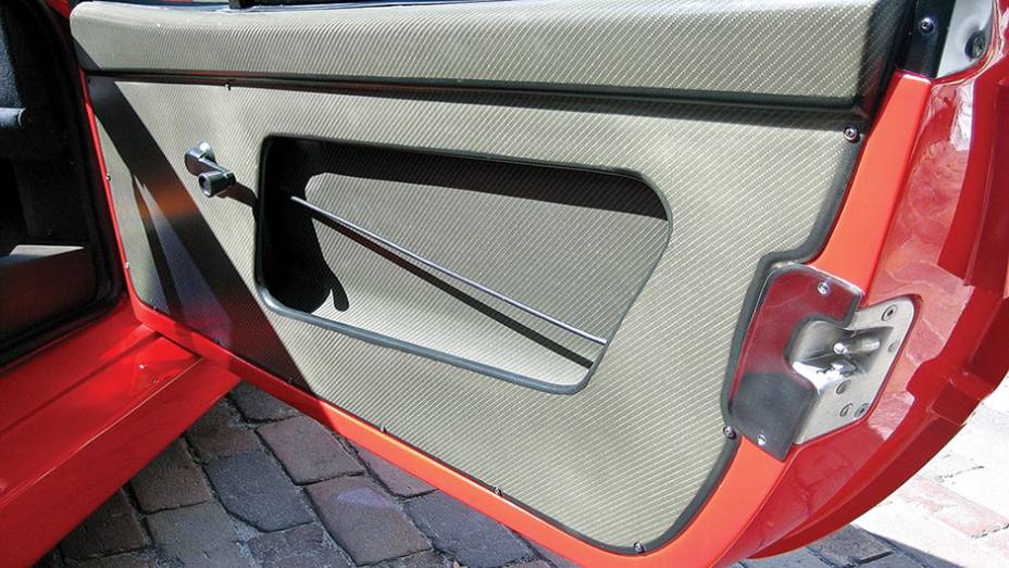 A Ferrari F40 foi um dos mais brilhantes esportivos j&aacute; produzidos. No entanto, uma de suas solu&ccedil;&otilde;es para perda de peso inclu&iacute;a a aus&ecirc;ncia de painel nas laterais das portas, deixando o mecanismo dos vidros &agrave; mostra.