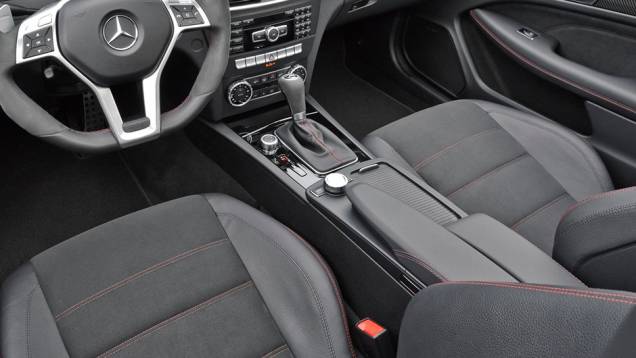 Modelos AMG Black Series da Mercedes também são pensados para desempenho. Assim, não surpreende o revestimento interno em microfibra do C63, mais leve do que plástico ou madeira, por exemplo. Modelos AMG Black Series da Mercedes também são pensados para desempenho. Assim, não surpreende o revestimento interno em microfibra do C63, mais leve do que plástico ou madeira, por exemplo.