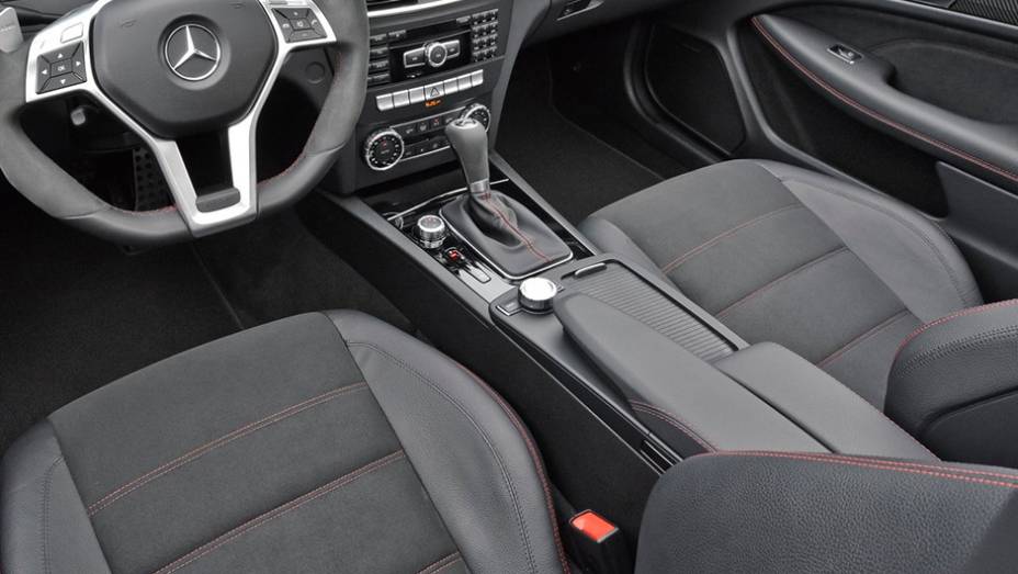 Modelos AMG Black Series da Mercedes tamb&eacute;m s&atilde;o pensados para desempenho. Assim, n&atilde;o surpreende o revestimento interno em microfibra do C63, mais leve do que pl&aacute;stico ou madeira, por exemplo.