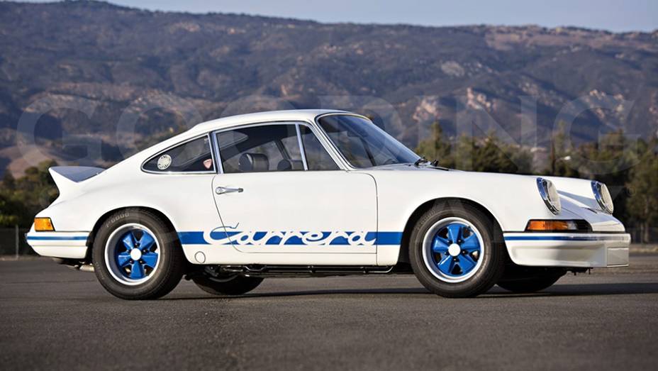 O Porsche 911 Carrera RS 2.7 Lightweight, de 1973, queria o m&aacute;ximo de desempenho. Para isso, n&atilde;o poupou "sup&eacute;rfluos" como revestimento ac&uacute;stico, retrovisor externo direito e porta-luvas.