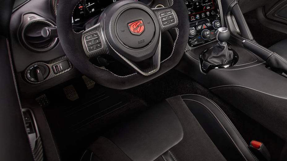 Quando o assunto é performance, quaisquer gramas a menos contam. Por isso, a Dodge instalou carpetes mais finos na versão ACR do Viper, além de outras medidas.