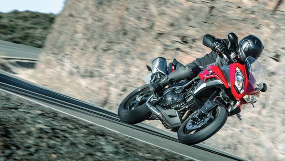 O modelo chega para suceder a versão 1050 | <a href="https://beta-develop.quatrorodas.abril.com.br/moto/noticias/triumph-revela-tiger-sport-731104.shtml" rel="migration">Leia mais</a>