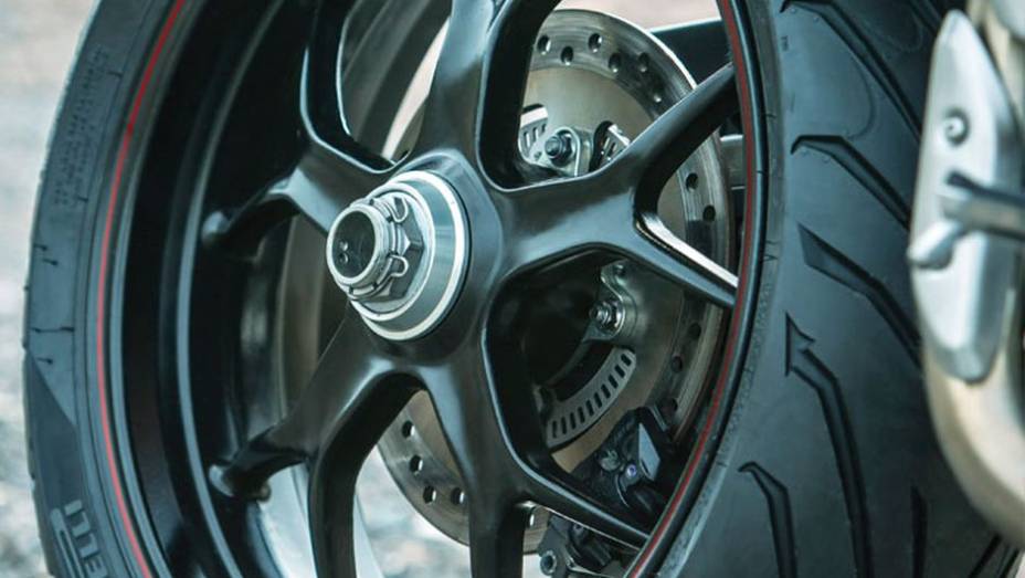 Tamb&eacute;m h&aacute; novidades visuais, na carroceria, nas rodas - de alum&iacute;nio, na cor preta - entre outras | <a href="%20https://beta-develop.quatrorodas.abril.com.br/moto/noticias/triumph-revela-tiger-sport-731104.shtml" rel="migration">Leia mais</a>