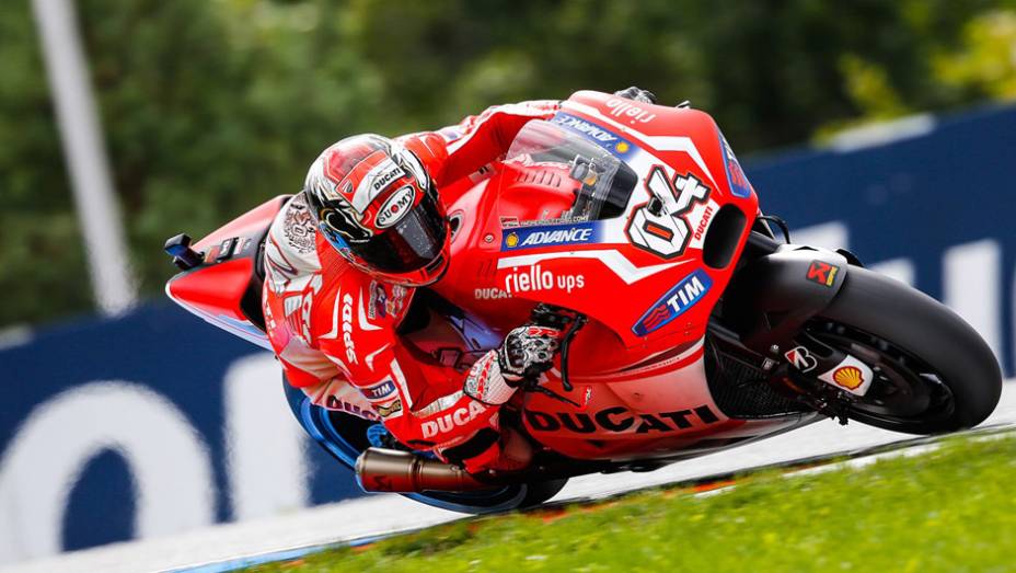 Andrea Dovizioso tentou ameaçar, mas mesmo assim marcou uma ótima segunda posição. | <a href="https://beta-develop.quatrorodas.abril.com.br/moto/noticias/marquez-crava-nona-pole-ano-796969.shtml" rel="migration">Leia mais</a>