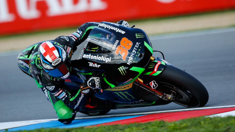 Bradley Smith foi bem e marcou uma &oacute;tima quarta posi&ccedil;&atilde;o. | <a href="https://beta-develop.quatrorodas.abril.com.br/moto/noticias/marquez-crava-nona-pole-ano-796969.shtml" rel="migration">Leia mais</a>