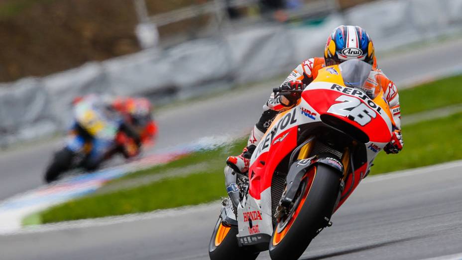 Dani Pedrosa, segundo na classifica&ccedil;&atilde;o, larga apenas na quinta posi&ccedil;&atilde;o. | <a href="https://beta-develop.quatrorodas.abril.com.br/moto/noticias/marquez-crava-nona-pole-ano-796969.shtml" rel="migration">Leia mais</a>