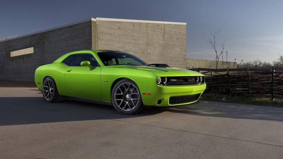 A versão 2015 do Dodge Challenger deve começar a ser vendida ainda este ano. | <a href="https://beta-develop.quatrorodas.abril.com.br/noticias/saloes/new-york-2014/challenger-reestilizado-apresentado-nova-york-780076.shtml" rel="migration">Leia mais</a>