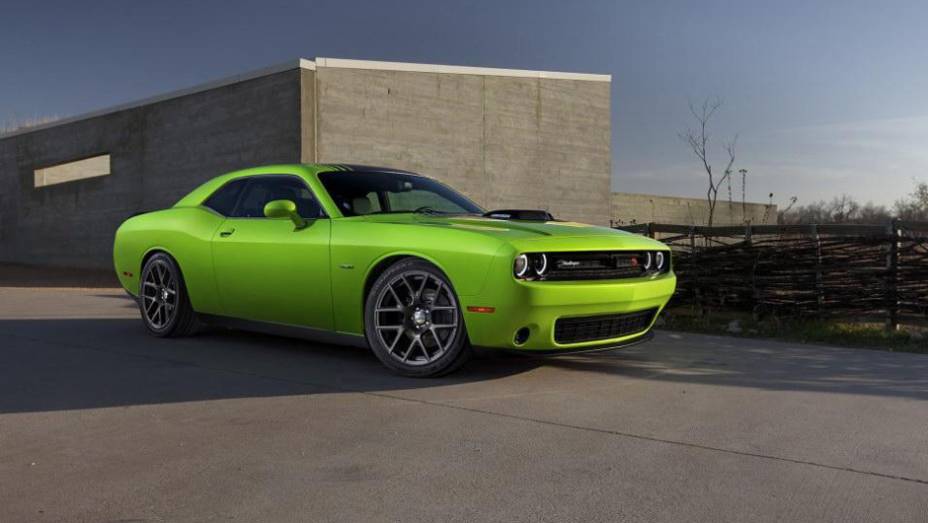 A vers&atilde;o 2015 do Dodge Challenger deve come&ccedil;ar a ser vendida ainda este ano. | <a href="https://beta-develop.quatrorodas.abril.com.br/noticias/saloes/new-york-2014/challenger-reestilizado-apresentado-nova-york-780076.shtml" rel="migration">Leia mais</a>