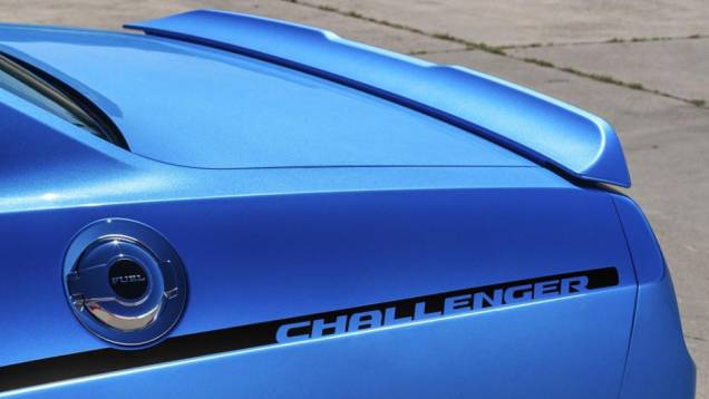 Modelo tem faixa traseira bumblebee com grade preta brilhante ao redor. | <a href="https://beta-develop.quatrorodas.abril.com.br/noticias/saloes/new-york-2014/challenger-reestilizado-apresentado-nova-york-780076.shtml" rel="migration">Leia mais</a> Modelo tem faixa traseira bumblebee com grade preta brilhante ao redor. | <a href="https://beta-develop.quatrorodas.abril.com.br/noticias/saloes/new-york-2014/challenger-reestilizado-apresentado-nova-york-780076.shtml" rel="migration">Leia mais</a>