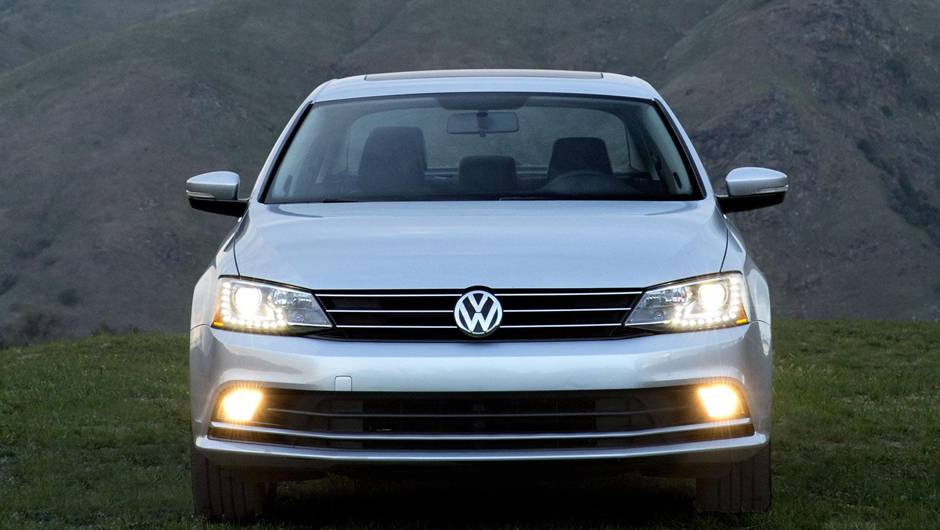 Ve&iacute;culo teve a frente remodelada. | <a href="https://beta-develop.quatrorodas.abril.com.br/noticias/fabricantes/jetta-2015-revelado-ganha-novidades-779724.shtml" rel="migration">Leia mais</a>