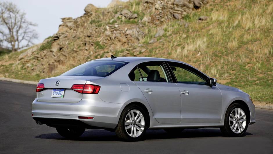 Carro será apresentado oficialmente no Salão de Nova York. | <a href="https://beta-develop.quatrorodas.abril.com.br/noticias/fabricantes/jetta-2015-revelado-ganha-novidades-779724.shtml" rel="migration">Leia mais</a> Carro será apresentado oficialmente no Salão de Nova York. | <a href="https://beta-develop.quatrorodas.abril.com.br/noticias/fabricantes/jetta-2015-revelado-ganha-novidades-779724.shtml" rel="migration">Leia mais</a>