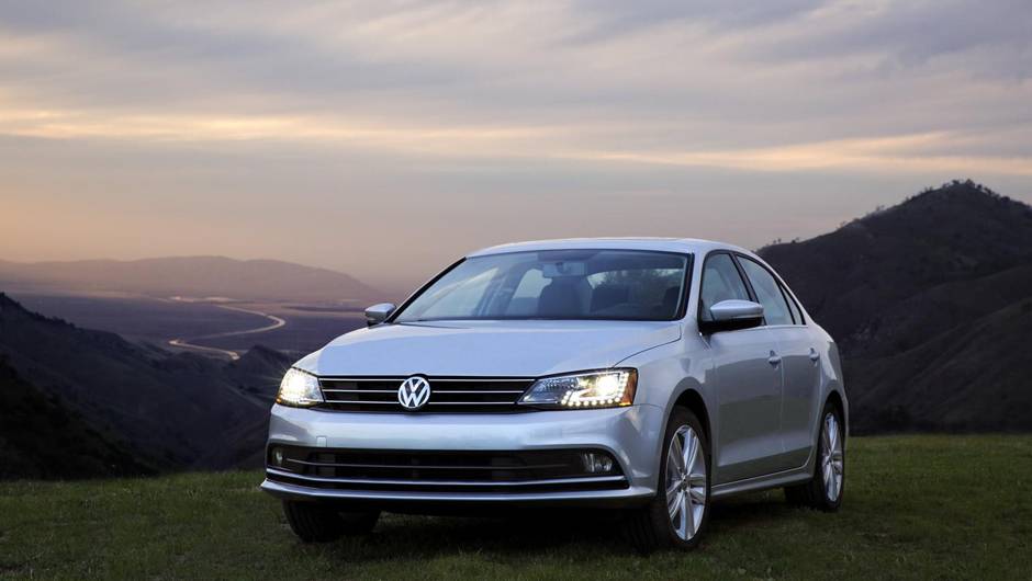 Jetta tem novos far&oacute;is de bi x&ecirc;non (vendidos como opcionais) e luzes de led para uso diurno. | <a href="https://beta-develop.quatrorodas.abril.com.br/noticias/fabricantes/jetta-2015-revelado-ganha-novidades-779724.shtml" rel="migration">Leia mais</a>
