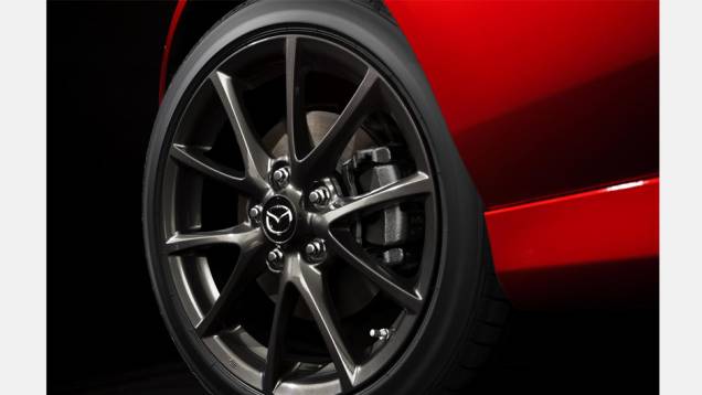 O carro japonês terá rodas de 17 polegadas. | <a href="https://beta-develop.quatrorodas.abril.com.br/noticias/saloes/new-york-2014/mazda-revela-mx-5-25th-anniversary-edition-salao-nova-york-779961.shtml" rel="migration">Leia mais</a> O carro japonês terá rodas de 17 polegadas. | <a href="https://beta-develop.quatrorodas.abril.com.br/noticias/saloes/new-york-2014/mazda-revela-mx-5-25th-anniversary-edition-salao-nova-york-779961.shtml" rel="migration">Leia mais</a>