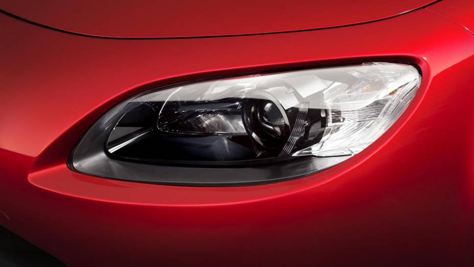 Modelo estreou em 1989, durante o Salão de Chicago. | <a href="https://beta-develop.quatrorodas.abril.com.br/noticias/saloes/new-york-2014/mazda-revela-mx-5-25th-anniversary-edition-salao-nova-york-779961.shtml" rel="migration">Leia mais</a>