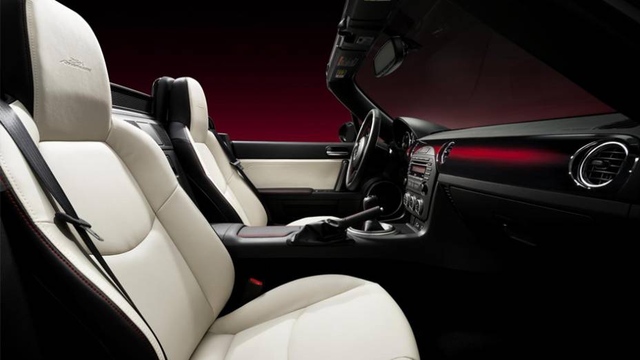 Os bancos tem acabamento em couro branco. | <a href="https://beta-develop.quatrorodas.abril.com.br/noticias/saloes/new-york-2014/mazda-revela-mx-5-25th-anniversary-edition-salao-nova-york-779961.shtml" rel="migration">Leia mais</a>