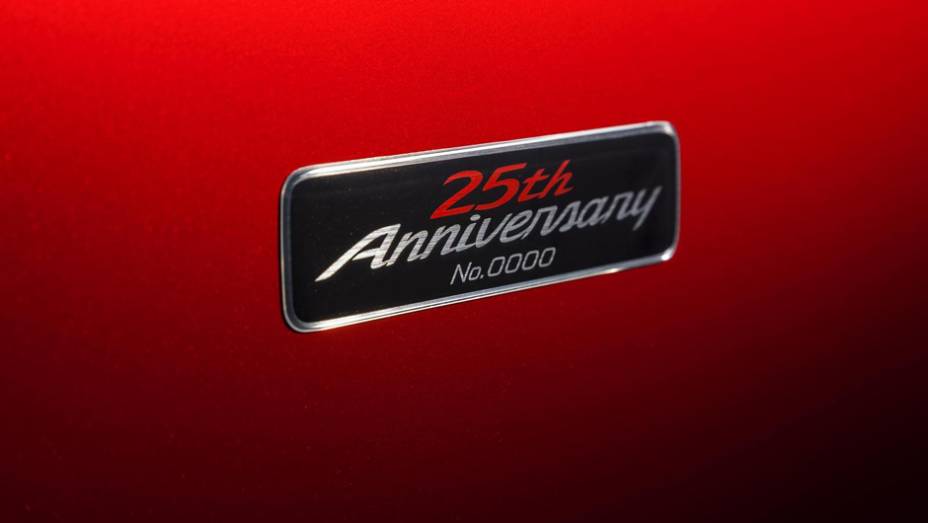 As cem unidades serão numeradas. | <a href="https://beta-develop.quatrorodas.abril.com.br/noticias/saloes/new-york-2014/mazda-revela-mx-5-25th-anniversary-edition-salao-nova-york-779961.shtml" rel="migration">Leia mais</a>