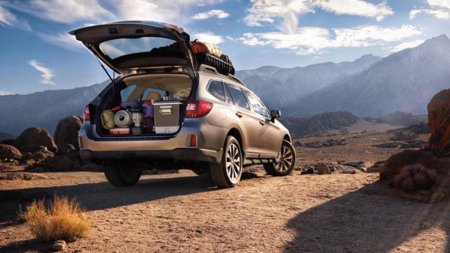 A versão 2015 traz um spoiler montado na traseira. | <a href="https://beta-develop.quatrorodas.abril.com.br/noticias/saloes/new-york-2014/subaru-revela-outback-2015-nova-york-780160.shtml" rel="migration">Leia mais</a>