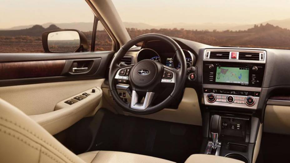 A versão Premium contempla os proprietários com um assento e volante revestido de couro. | <a href="https://beta-develop.quatrorodas.abril.com.br/noticias/saloes/new-york-2014/subaru-revela-outback-2015-nova-york-780160.shtml" rel="migration">Leia mais</a>