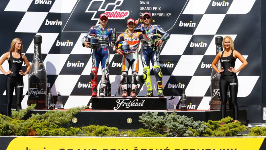 O Grande Prêmio de Brno teve a vitória de Dani Pedrosa. A dupla da Yamaha, Jorge Lorenzo e Valentino Rossi completaram o pódio.| <a href="https://beta-develop.quatrorodas.abril.com.br/moto/noticias/pedrosa-quebra-invencibilidade-marquez-797037.shtml" rel="migration">Leia mais</a>