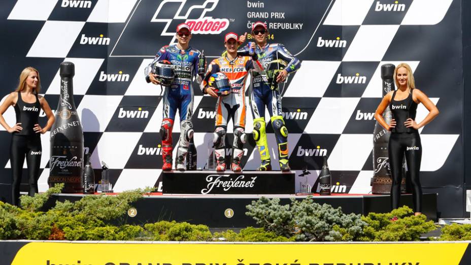 O Grande Pr&ecirc;mio de Brno teve a vit&oacute;ria de Dani Pedrosa. A dupla da Yamaha, Jorge Lorenzo e Valentino Rossi completaram o p&oacute;dio.| <a href="https://beta-develop.quatrorodas.abril.com.br/moto/noticias/pedrosa-quebra-invencibilidade-marquez-797037.shtml" rel="migration">Leia mais</a>