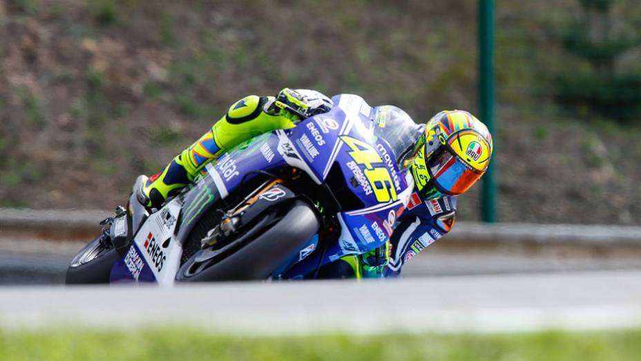 Rossi conseguiu despachar Márquez e terminou em terceiro. | <a href="https://beta-develop.quatrorodas.abril.com.br/moto/noticias/pedrosa-quebra-invencibilidade-marquez-797037.shtml" rel="migration">Leia mais</a>