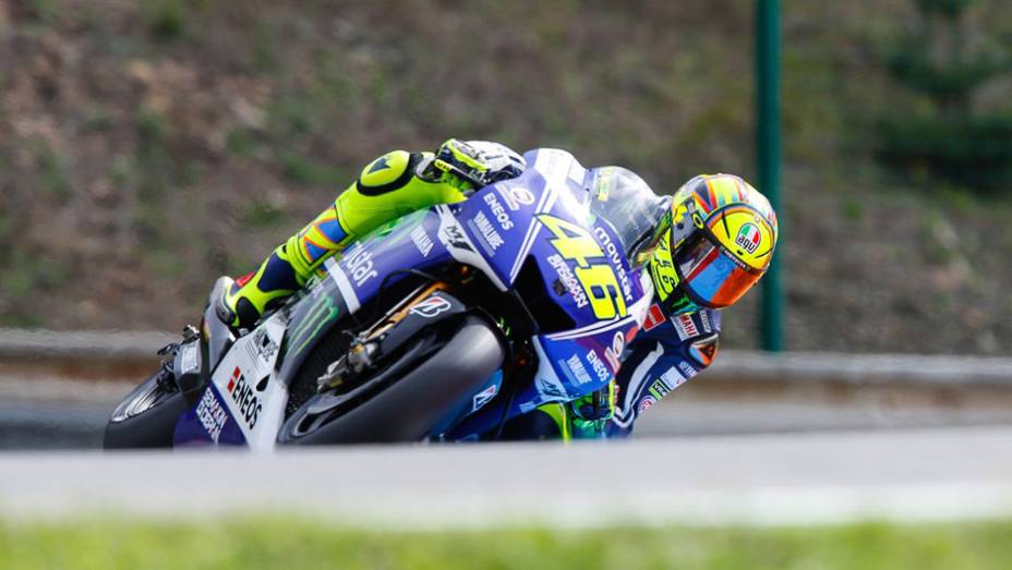 Rossi conseguiu despachar M&aacute;rquez e terminou em terceiro. | <a href="https://beta-develop.quatrorodas.abril.com.br/moto/noticias/pedrosa-quebra-invencibilidade-marquez-797037.shtml" rel="migration">Leia mais</a>