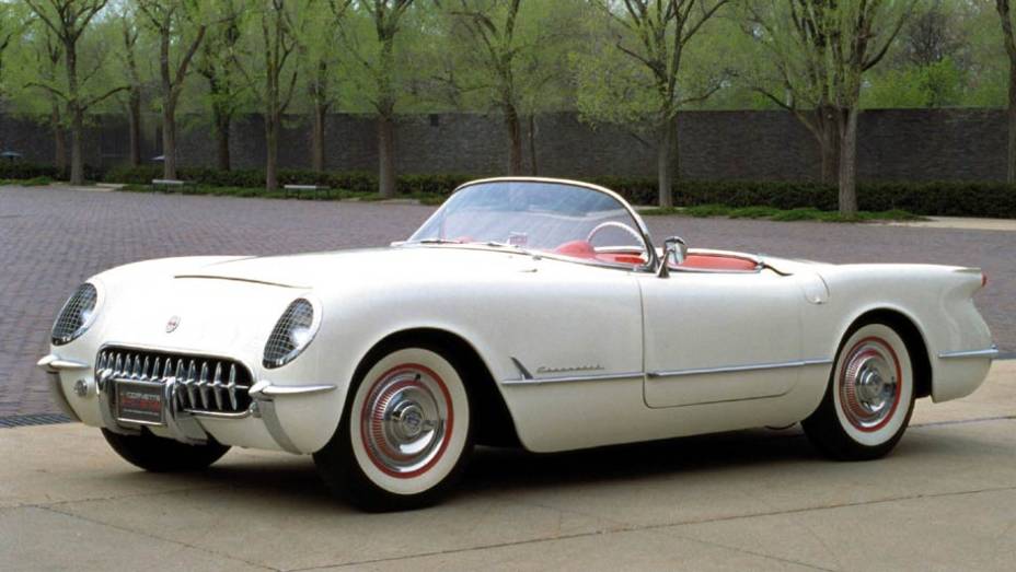 1953: revelado no show itinerante Motorama, o Corvette foi lan&ccedil;ado com um motor de seis cilindros em linha e s&oacute; 150 cv. Com carroceria de fibra de vidro, ele lan&ccedil;ou a moda dos p&aacute;ra-brisas envolventes junto ao Cadillac Eldorado