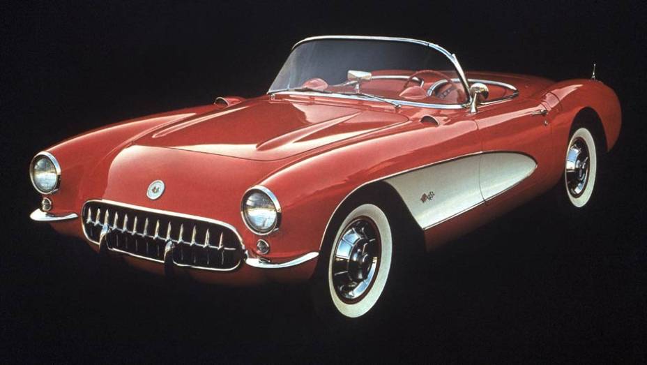 1957: o primeiro V8 veio em 1955, um ano antes dos far&oacute;is sem grade ressaltados, As lanternas perdiam seu ressalto e as laterais vinham em dois tons. Na foto, um exemplar 1957, quando inje&ccedil;&atilde;o de combust&iacute;vel passou a ser opcional