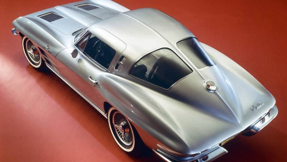 1963: uma revolução no design trouxe a versão cupê. Pela primeira vez, os faróis eram escamoteáveis e as lanternas circulares duplas. Ao seu nome foi acrescido Sting Ray; o vidro traseiro envolvente bipartido só durou um ano 1963: uma revolução no design trouxe a versão cupê. Pela primeira vez, os faróis eram escamoteáveis e as lanternas circulares duplas. Ao seu nome foi acrescido Sting Ray; o vidro traseiro envolvente bipartido só durou um ano