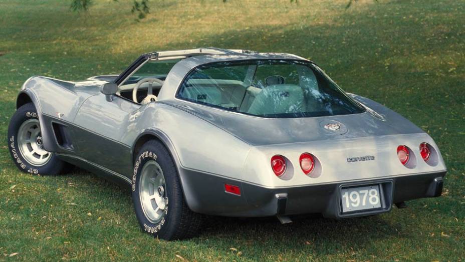 1978: no anivers&aacute;rio de 25 anos do modelo, a s&eacute;rie especial Silver Anniversary marcou a chegada de uma nova traseira, com vidro envolvente e extremidade inclinada, dando vida extra &agrave; gera&ccedil;&atilde;o mais longeva do Corvette