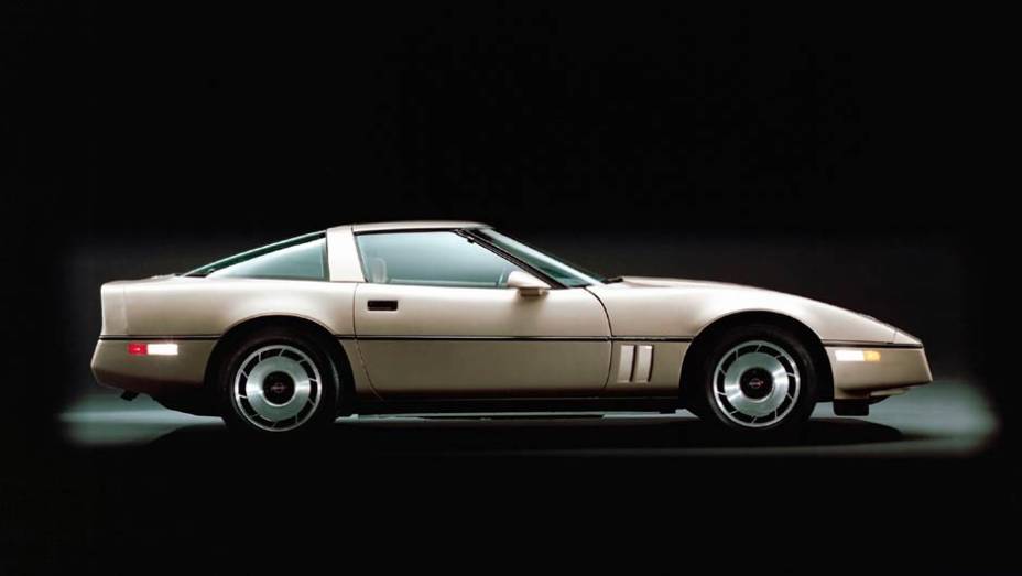 1984: após 15 anos, uma nova geração ficou mais leve e, como um V8 de 205 cv, ganhou um desenho mais reto, em dia com a época. Nova suspensão independente e vidro traseiro tipo hatch eram destaques 1984: após 15 anos, uma nova geração ficou mais leve e, como um V8 de 205 cv, ganhou um desenho mais reto, em dia com a época. Nova suspensão independente e vidro traseiro tipo hatch eram destaques