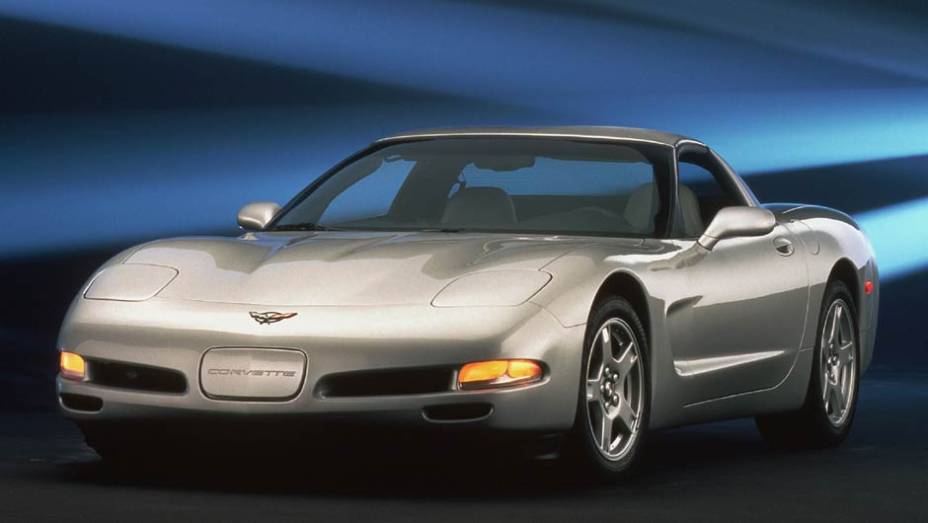 1997: o desenho suavizado por curvas da quinta gera&ccedil;&atilde;o n&atilde;o revelava mudan&ccedil;as profundas na mec&acirc;nica. A transmiss&atilde;o foi para o eixo traseiro, na busca de melhor distribui&ccedil;&atilde;o de peso. Um novo V8 entregava 345 cv